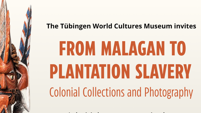 Veranstaltungsankündigung mit ockerfarbenem Titel auf cremefarbenem Grund, links einer ockerfarben bemalten Malagan-Schnitzerei am Bildrand und dem Titel "From Malagan to Plantation Slavery" und Untertitel "Colonial Collections and Photography"