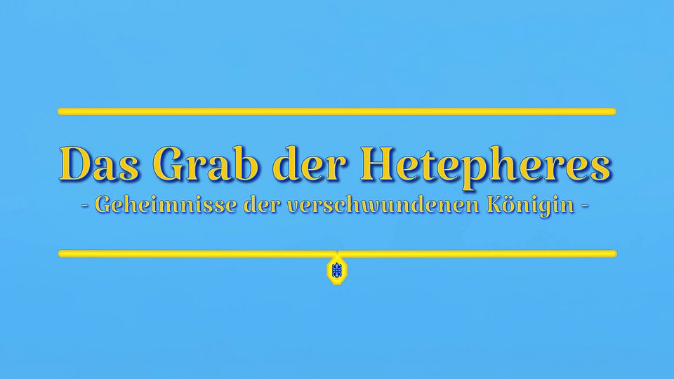 Oben in gelber Schrift der Titel "Das Grab der Hetepheres. Geheimnisse einer verlorenen Königin", oben und unten gerahmt von gelben Linien und einem Skarabäus unter der unteren Linie; blauer Hintergrund, der im unteren Drittel in den Horizont übergeht, vor dem sich die Pyramiden von Gizeh erheben.