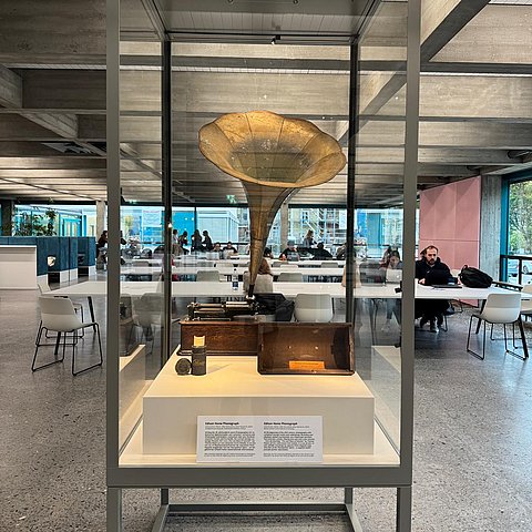 Fotos: MUT | S. Zauner, L. Rau Vitrine mit Phonoraph