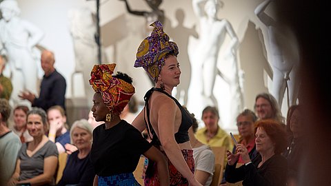 © MUT | Fabian Kurze Zwei Darstellerinnen auf dem "Catwalk" im Rittersaal auf Schloss Hohentübingen