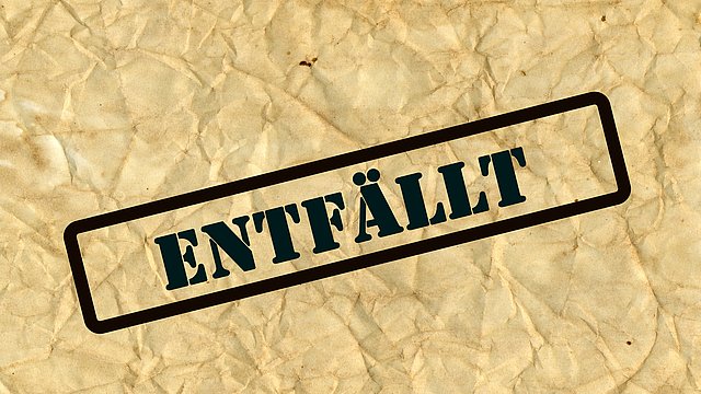 Zerknülltes Papier mit Stempel "Entfällt"