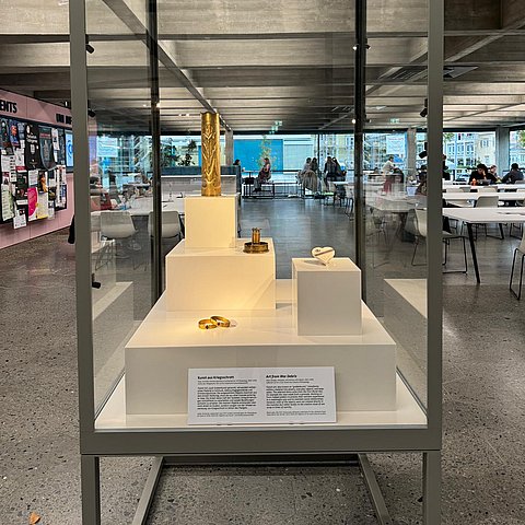 Fotos: MUT | S. Zauner, L. Rau Vitrine mit Kunst aus Kriegsschrott