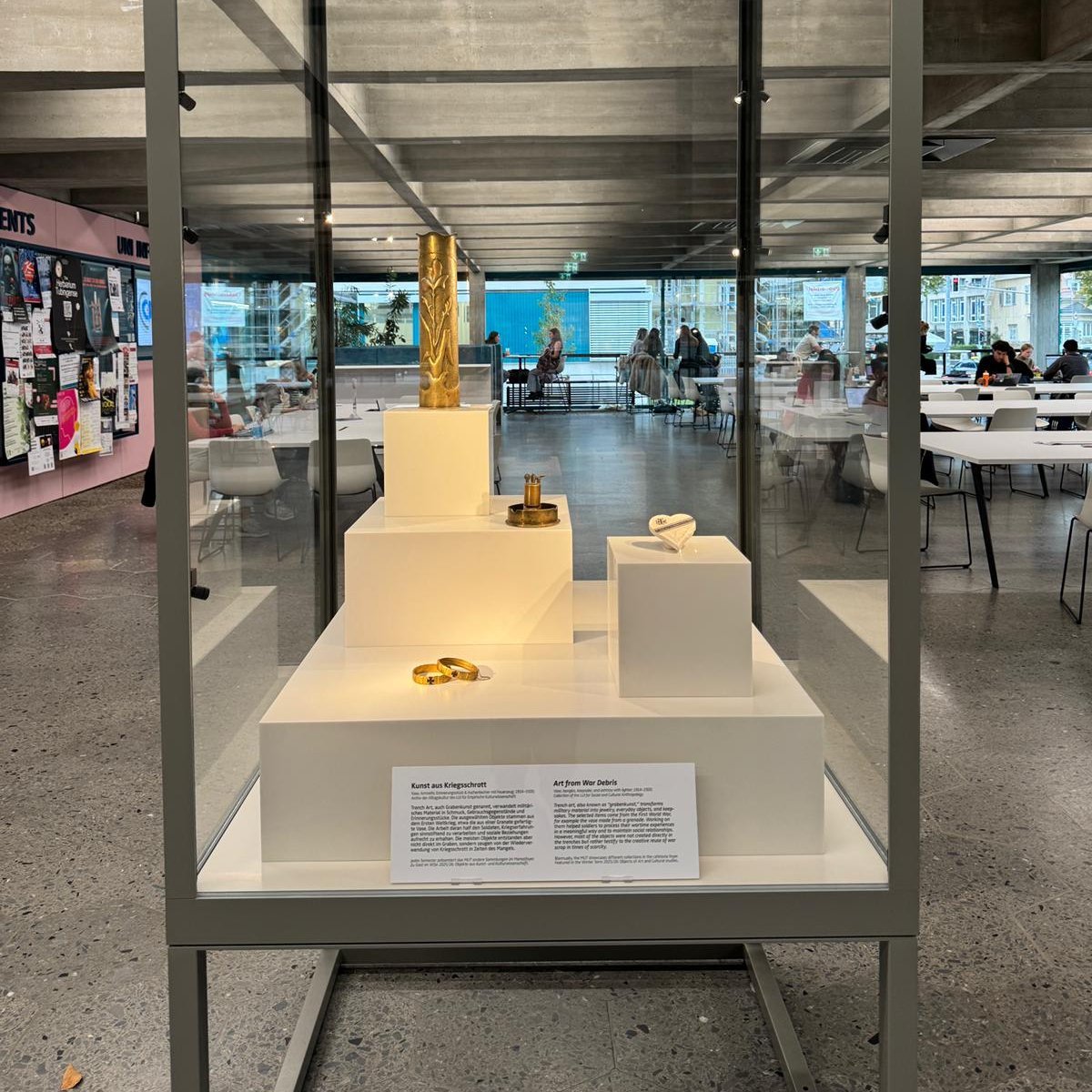 Vitrine mit Kunst aus Kriegsschrott