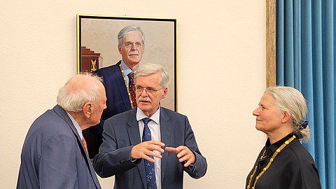 Foto: MUT | Ernst Seidl (vlnr) Herr Würth, Herr Engler und Frau Pollmann im Gespräch vor dem Portrait von Herrn Engler
