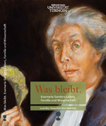 Professorinnenportrait einer grauhaarigen Dame, die ein Tabakblatt emporhält, vor schwarzem Hintergrund; der Titel steht in einem grünen, halbtransparenten Kasten "Was bleibt. Evamarie Sanders Leben, Familie und Wissenschaft"
