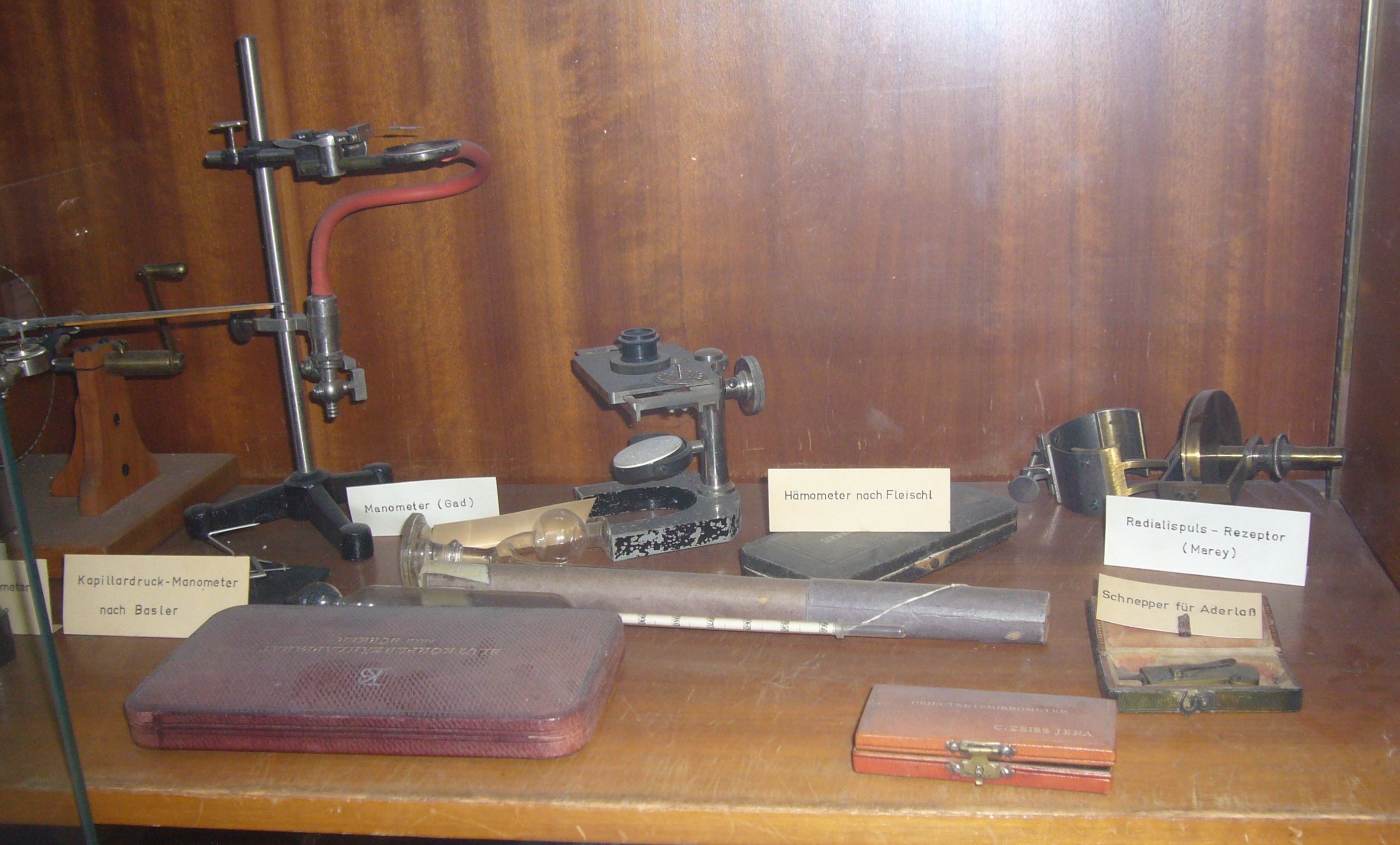 Alte Utensilien der Humanphysiologie