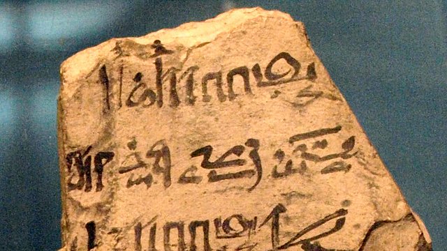 Ein hieratisches Ostracon, das Beamte erwähnt, die während der Zeit der 21. Dynastie, etwa 1070–945 v. Chr., mit der Inspektion und Räumung von Gräbern befasst waren. Ursprünglich aus Theben. EA 51842