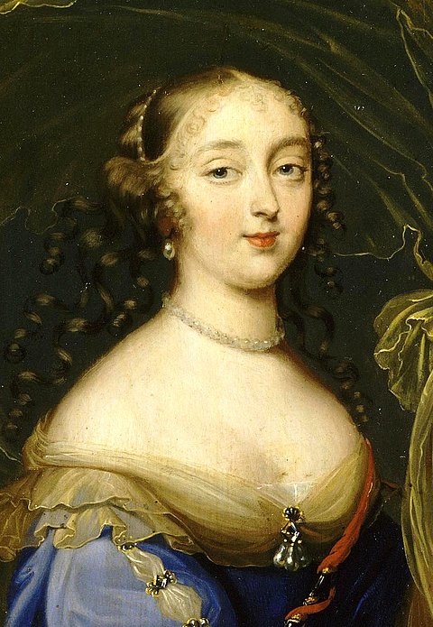 Gemälde mit Büstenbild einer jungen Frau mit rundem Gesicht, schmaler Nase und kleinem Mund in einem tief ausgeschnittenen, blauen Kleid