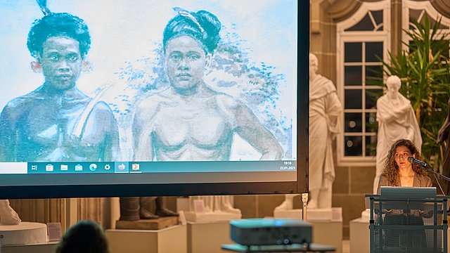 Diellëza Hyseni bei der Eröffnung der Online-Ausstellung „Koloniale Schatten“