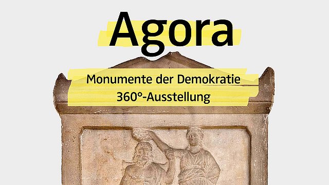 Mit gelbem Textmarker-Effekt unterlegter Titel "Agora" und mit einem eigenen Highlighter-Effekt "Monumente der Demokratie" und "360°-Ausstellung", darunter die obere Hälfte eines Reliefbilds mit einer Frauenfigur (Demokratia), die eine sitzende Männerfigur (personifizierte Bürgerschaft) bekränzt.