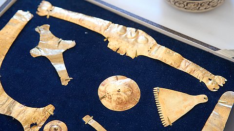 © MUT | F. Kurze Zu sehen ist der Goldschmuck in Nahaufnahme