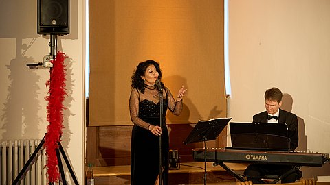 © MUT | Fabian Kurze Zu sehen sind die Sängerin Simi Barazi und Kollege am Piano