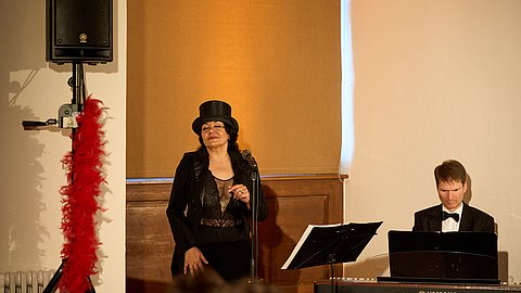 © MUT | Fabian Kurze Zu sehen sind die Sängerin Simi Barazi und Kollege am Piano