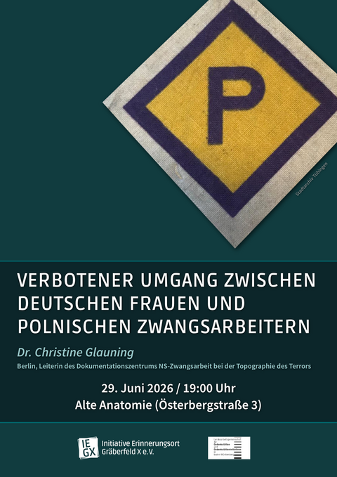 Oben Aufnäher mit "P" eines polnischen Zwangsarbeiters auf petrolfarbenem Grund, darunter der Vortragstitel "Verbotener Umgang zwischen deutschen Frauen und polnischen Zwangsarbeiterin"