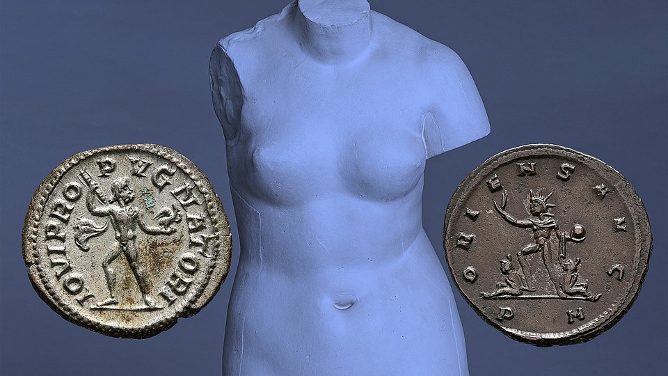 Blau gefärbt: Eine weibliche Statue ohne Kopf und Gliedmaßen, flankiert von zwei antiken Silbermünzen mit menschlichen Figuren