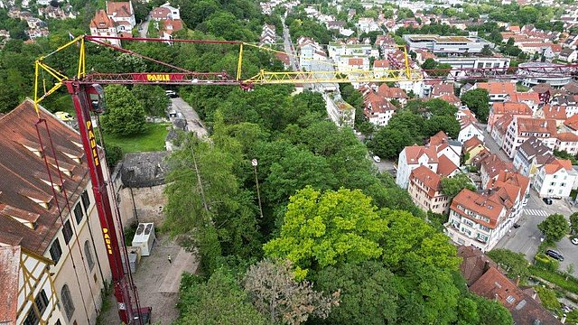 © Hermann Paule GmbH & Co. KG | H. Singer Zu sehen ist ein Kran neben Schloss Hohentübingen sowie eine kleine Panoramaansicht der Stadt Tübingen