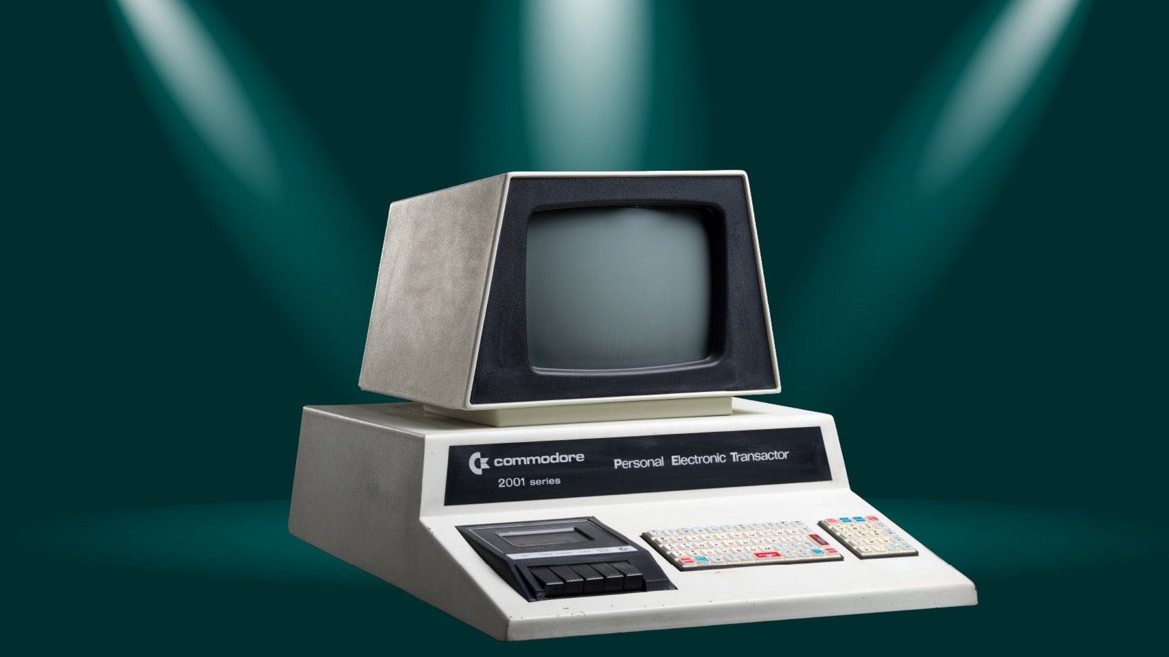 Historischer Commodore aus der 2001 series im Licht dreier Scheinwerfer mit dem Schriftzug "Zu Gast in der Mensa"/"Naturwissenschaftliche Geräte"