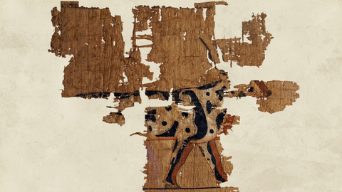 Fragmentarischer Papyrus, auf dem das Vorderteil eines schwarz-weiß gefleckten Rind mit rotbraunen Beinen erhalten ist, das nach rechts schreitet.