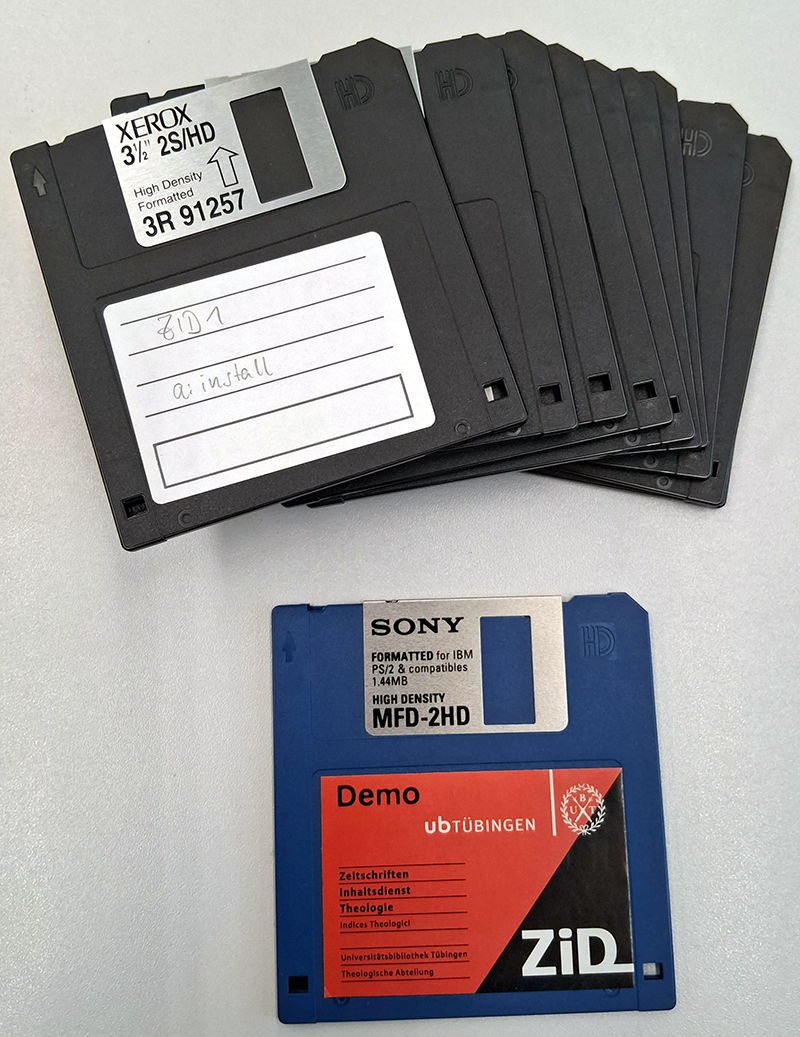Aufgefächerte schwarze Disketten, die oberste beschriftet mit "ZiD1" und "a:install"; darunter eine blaue SONY-Diskette mit rot-schwarzem Etikett und der Aufschrift "Demo ubTübingen, ZiD"