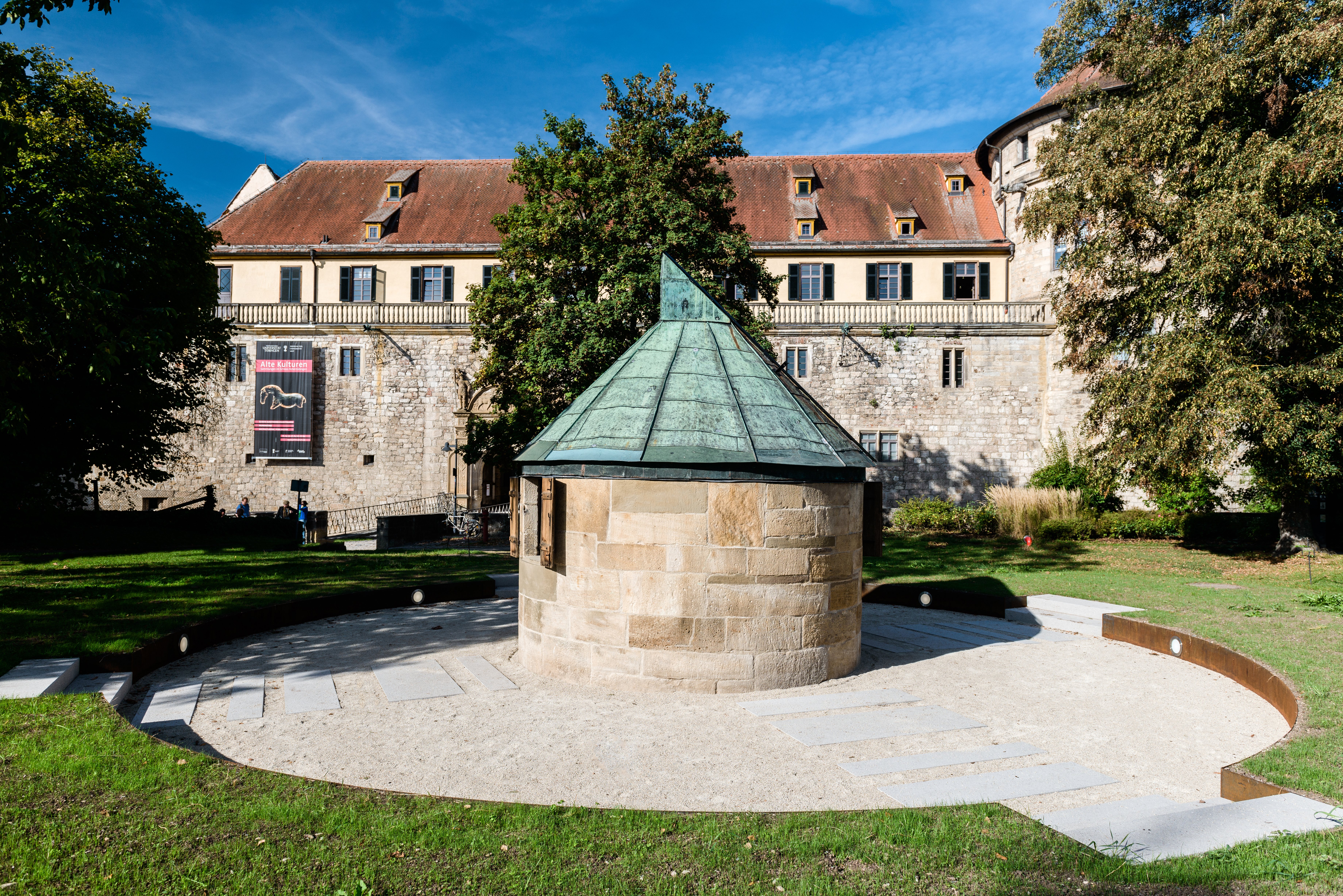 Blick aufs Observatorium, einen kleinen Rundbau mit grünem Kupferdach, und das Schloss Hohentübingen im Hintergrund