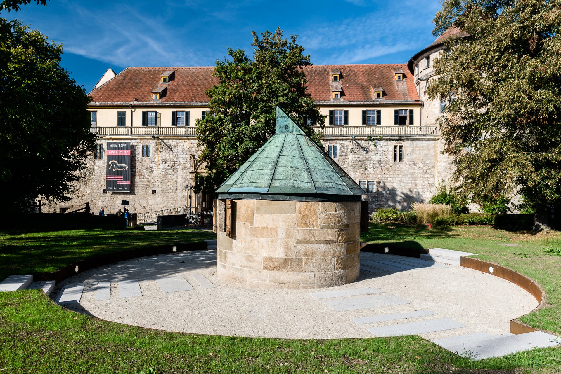 Blick aufs Observatorium, einen kleinen Rundbau mit grünem Kupferdach, und das Schloss Hohentübingen im Hintergrund