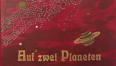 Bordeauxrotes Buchvover mit dem Namen des Autors Kurd Laßwitz (oben) und dem Titel des Buchs "Auf zwei Planeten" (unten) in goldenen Lettern. Dazwischen sind die Erde in Grautönen und ein beringter Planet mit einem Asteroidengürtel dazwischen abgebildet.