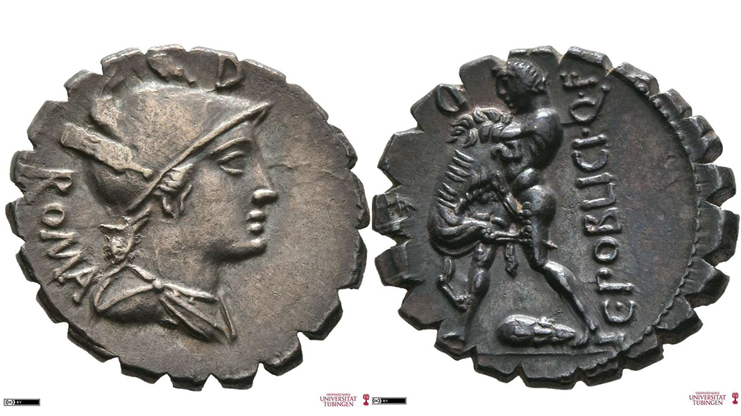 Avers und Revers einer Silbermünze nebeneinander dargestellt; auf der Vorderseite, links, ist ein Kopf der Roma mit der Legende "ROMA", und auf der Rückseite, rechts, ist ein nach links gewandter, unbekleideter Herakles im Ringkampf mit dem Nemeischen Löwen abgebildet, zwischen seinen Füßen liegt die Keule des Herakles und rechts ist die Legende "C POBLICI Q F"