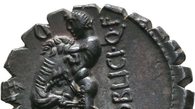 Foto: Stefan Krmnicek, Univ. Tübingen Avers und Revers einer Silbermünze nebeneinander dargestellt; auf der Vorderseite, links, ist ein Kopf der Roma mit der Legende "ROMA", und auf der Rückseite, rechts, ist ein nach links gewandter, unbekleideter Herakles im Ringkampf mit dem Nemeischen Löwen abgebildet, zwischen seinen Füßen liegt die Keule des Herakles und rechts ist die Legende "C POBLICI Q F"