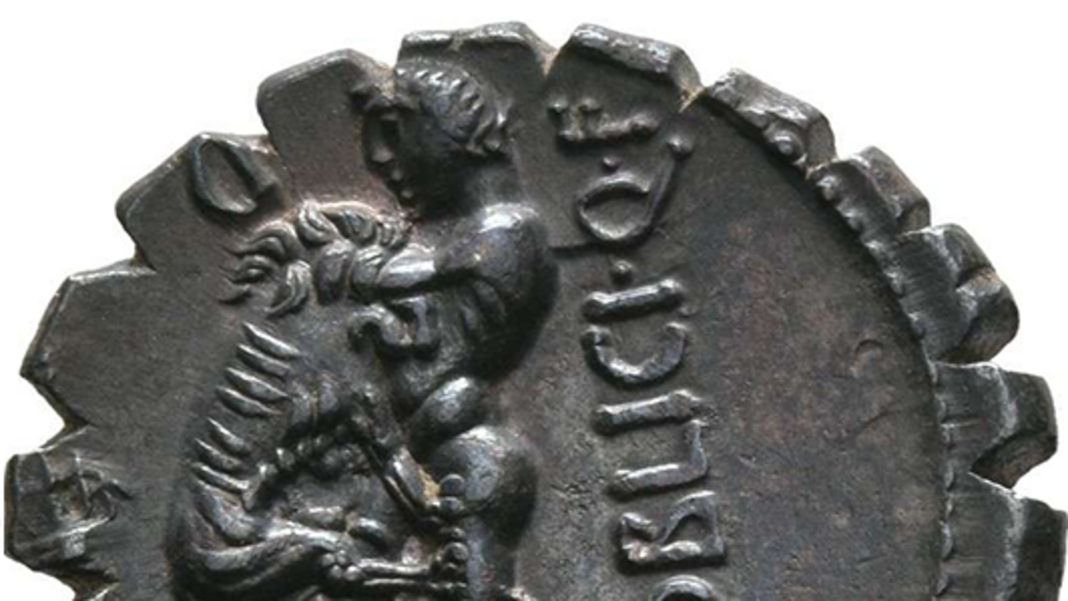 Avers und Revers einer Silbermünze nebeneinander dargestellt; auf der Vorderseite, links, ist ein Kopf der Roma mit der Legende "ROMA", und auf der Rückseite, rechts, ist ein nach links gewandter, unbekleideter Herakles im Ringkampf mit dem Nemeischen Löwen abgebildet, zwischen seinen Füßen liegt die Keule des Herakles und rechts ist die Legende "C POBLICI Q F"