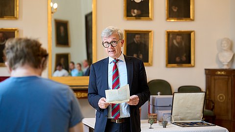© MUT | F. Kurze Zu sehen ist Prof. Dr. Thomas Finkenauer der über das Legat spricht