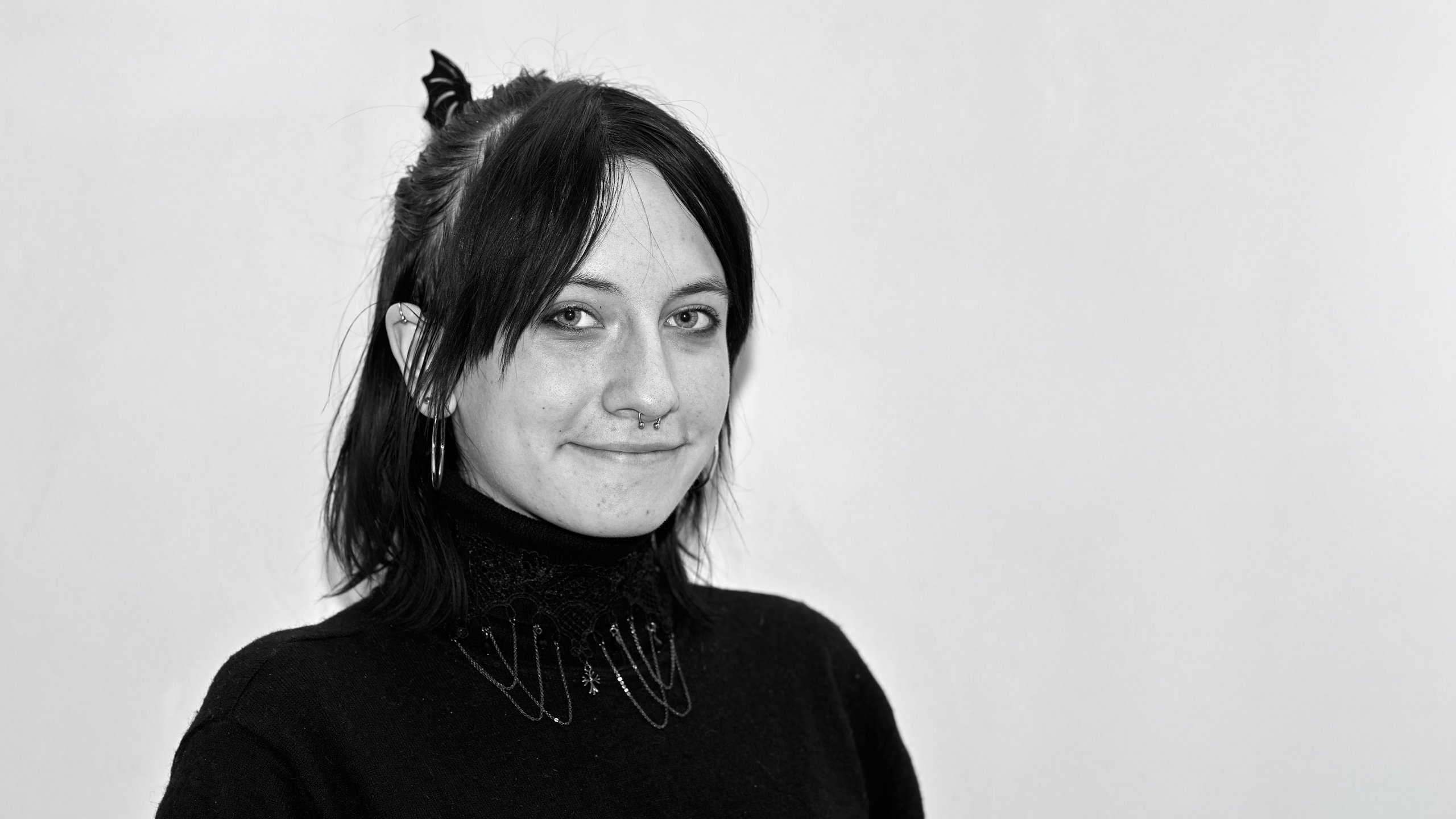 Tabea Olhorn, FSJ Kultur, 2025 Schwarz-weiß-Portrait von Tabea Olhorn in ihrem Freiwilligen Kulturellen Jahr