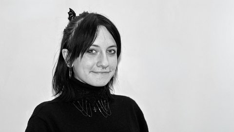 Schwarz-weiß-Portrait von Tabea Olhorn in ihrem Freiwilligen Kulturellen Jahr