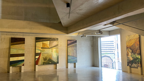 Kunstinstallation von Erla S. Haraldsdóttir im Origins Centre Wits Kunstinstallation von Erla S. Haraldsdóttir mit verschieden breiten, auf hölzernen Stelen stehenden Leinwänden mit kubistischen Architekturdarstellungen des Raumes im Origin Centre Wits, in dem sich die Installation befindet