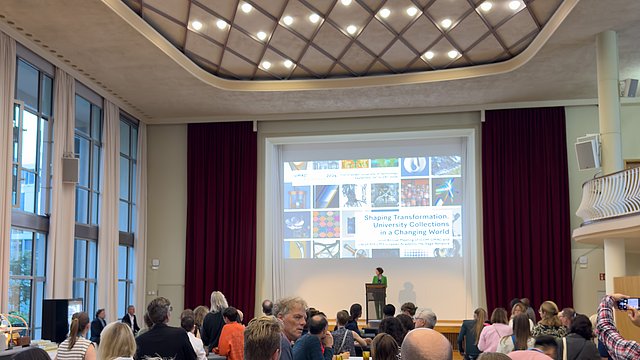 © MUT | Lucas Rau Zu sehen sind etliche Menschen, die der Eröffnungsrede zur Tagung lauschen