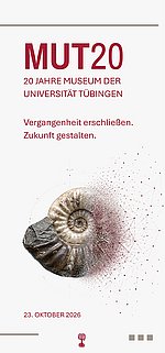 Front cover of the anniversary leaflet with the title “MUT20” and the subtitle “20 Years of the University of Tübingen Museum (MUT)”, as well as the motto “Unravelling the past. Shaping the future.” in dark red lettering. Below this, an ammonite dissolves to the right into a dark red cloud of dots. Beneath that, the date 23 October 2026 is written in dark red. At the very bottom, the University of Tübingen’s red Eberhards palm is centred.