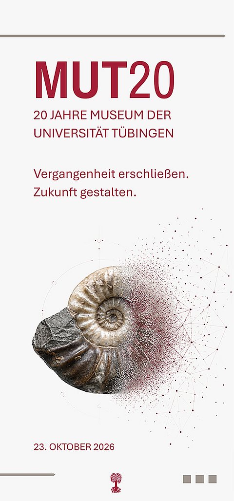 Titelseite des Jubiläumsfolders mit dem Titel "MUT20" und Untertitel "20 Jahre Museum der Universität Tübingen MUT" sowie dem Motto "Vergangenheit erschließen. Zukunft gestalten." in dunkelroter Schrift. Darunter löst sich ein Ammonit nach rechts in eine dunkelrote Punktwolke auf. Darunter steht in Dunkelrot das Datum 23. Oktober 2026. Ganz unten ist die rote Eberhards-Palme der Universität Tübingen mittig gesetzt.