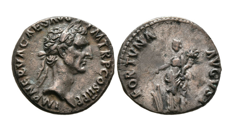 Vorderseite (links) und Rückseite (rechts) eines römischen Silberdenars vor weißem Hintergrund; auf dem Avers ist das rechtsgewandte Portrait des Kaisers Nerva mit einem Kranz, auf dem Revers eine nach links gewandte Gewandfigur mit Füllhorn, von der umlaufenden Umschrift als Fortuna Augusta benannt