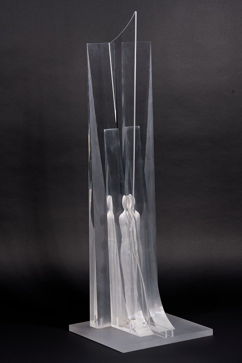 Durchsichtige Plexiglasskulptur auf einer flachen Basis, über der eine undurchsichtige menschliche Silhouette in die Stele eingearbeitet ist