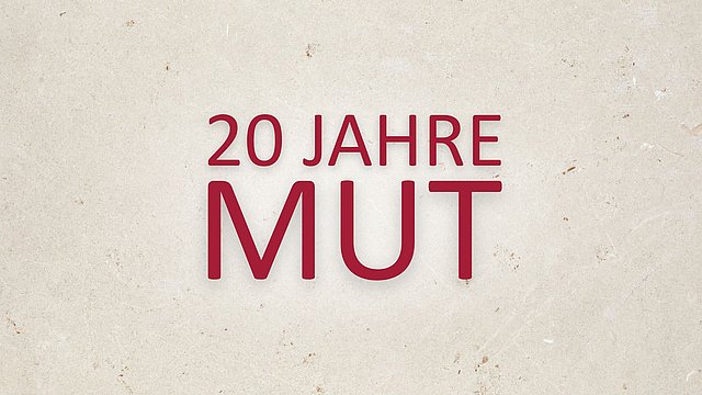 Burgunderroter Schriftzug "20 Jahre MUT" über zwei Zeilen mit weißem Leuchteffekt auf steinartigem Grund