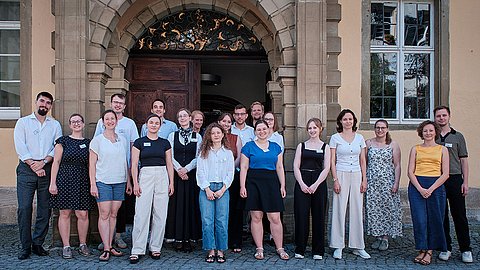 Gruppenbild der Teilnehmenden der Nachwuchstagung "GegenStand" des Sonderforschungsbereichs 1391 im Juni 2026 vor der Alten Aula