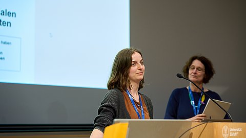 © MUT | Fabian Kurze Zu sehen ist Johanna Annau, Mitarbeiterin der Ethnologischen Sammlung in Tübingen, bei ihrem Vortrag