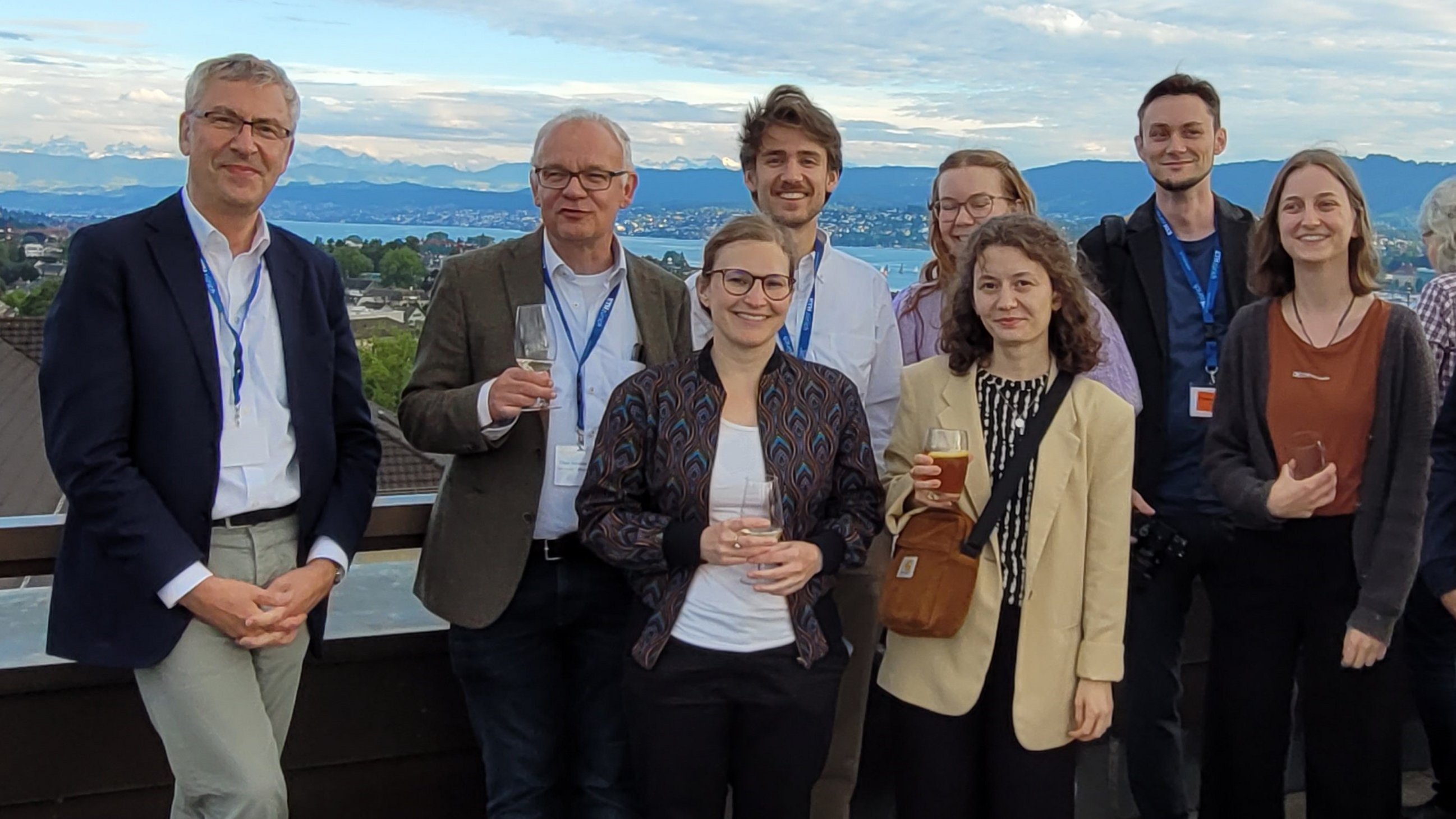 Zu sehen sind Ernst Seidl, Edgar Bierende, Annika Vosseler, Simon Zauner, Nele Morath, Diellëza Hyseni, Fabian Kurze und Johanna Annau von links nach rechts auf dem Dach der ETH