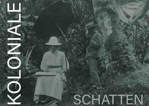 Foto: Linden-Museum Stuttgart, Staatliches Museum für Völkerkunde | Fotoarchiv Schwarz-weiß-Fotographie mit Elisabeth Krämer-Bannow in weißer Kleidung, die unter einem Sonnenschirm zeichnet, während rechts von ihr ein weiters Expeditionsmitglied; Schriftzug: "Koloniale Schatten"