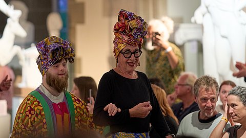 © MUT | Fabian Kurze Eine Darstellerin und ein Darsteller auf dem "Catwalk" im Rittersaal auf Schloss Hohentübingen