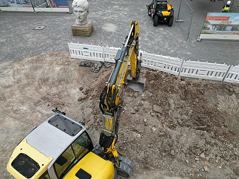 © Hermann Paule GmbH & Co. KG | H. Singer Zu sehen ist ein Bagger im Schlosshof von Schloss Hohentübingen