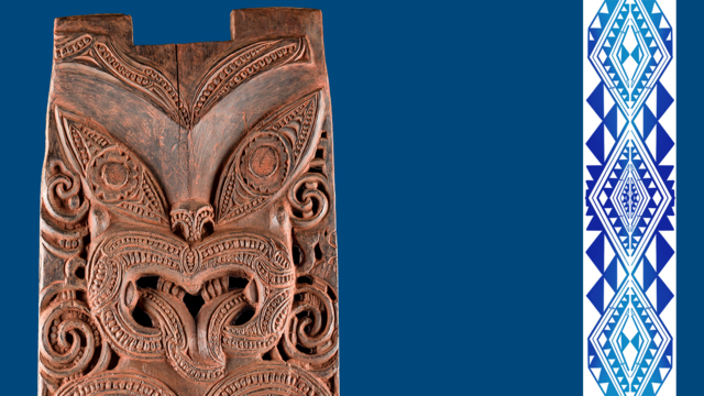 Geschnitztes Holzpaneel (pou) mit der Darstellung einer Ahnin der Te Aitanga-a-Hauiti vor dunkelblauem Hintergrund; rechts ein schmaler Streifen mit einem vor allem aus dreieckigen Formen zusammengesetzten, abstrakten, blauen Design vor weißem Hintergrund