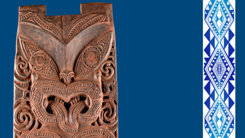 Geschnitztes Holzpaneel (pou) mit der Darstellung einer Ahnin der Te Aitanga-a-Hauiti vor dunkelblauem Hintergrund; rechts ein schmaler Streifen mit einem vor allem aus dreieckigen Formen zusammengesetzten, abstrakten, blauen Design vor weißem Hintergrund