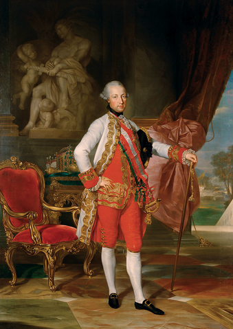 Ein prunkvolles Gemälde zeigt einen aristokratischen Mann des 18. Jahrhunderts in aufwändiger höfischer Kleidung. Er trägt ein rotes Gewand mit goldenen Stickereien und eine weiße Weste mit goldenen Borten. Eine weiße Perücke bedeckt sein Haar. Über der Brust verlaufen mehrere Schärpen und Orden. Mit der rechten Hand hält er einen Spazierstock oder Zeremonienstab, die linke ruht in selbstbewusster Pose an der Hüfte. Im Hintergrund befinden sich ein opulent verzierter roter Thronstuhl, die Reichskrone auf einem Tisch sowie eine große Statue mit mythologischer Darstellung. Rechts fällt ein schwerer Vorhang, durch den man auf einen Garten mit Zelten und Bäumen blickt.