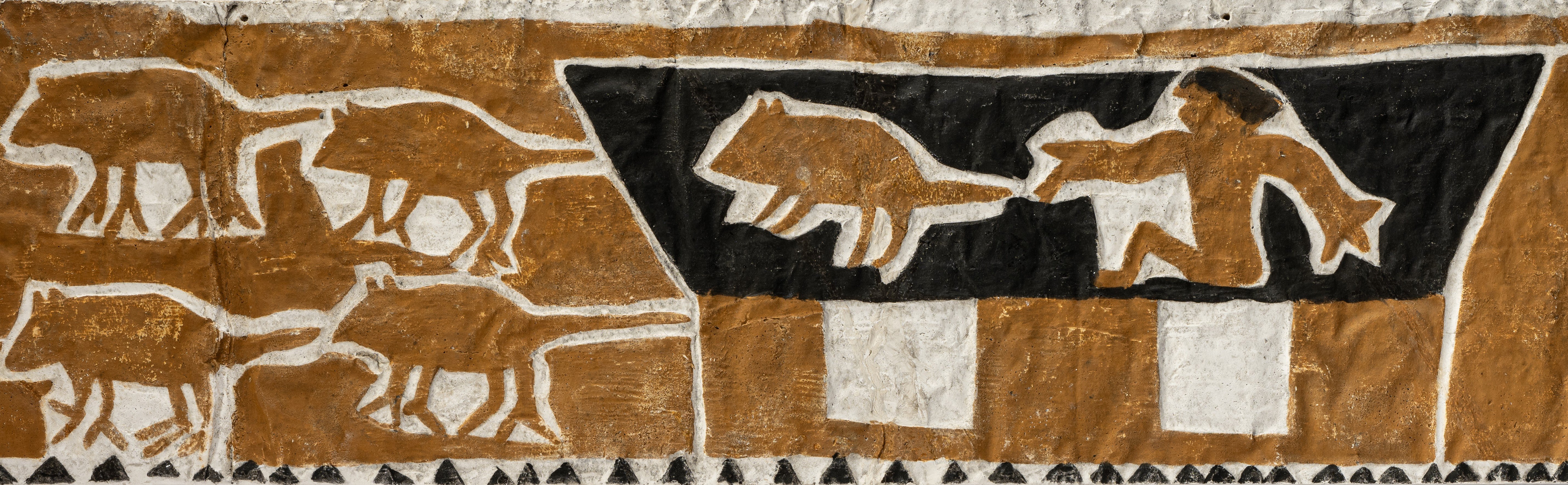 Foto: MUT | V. Marquardt Ausschnitt eines schmalen Gipsabklatsches mit einer Frauengestalt in einer Baihaus-Form, die nach links zeigt, und vor ihr fünf Ratten-Silhouetten, die in diese Richtung laufen