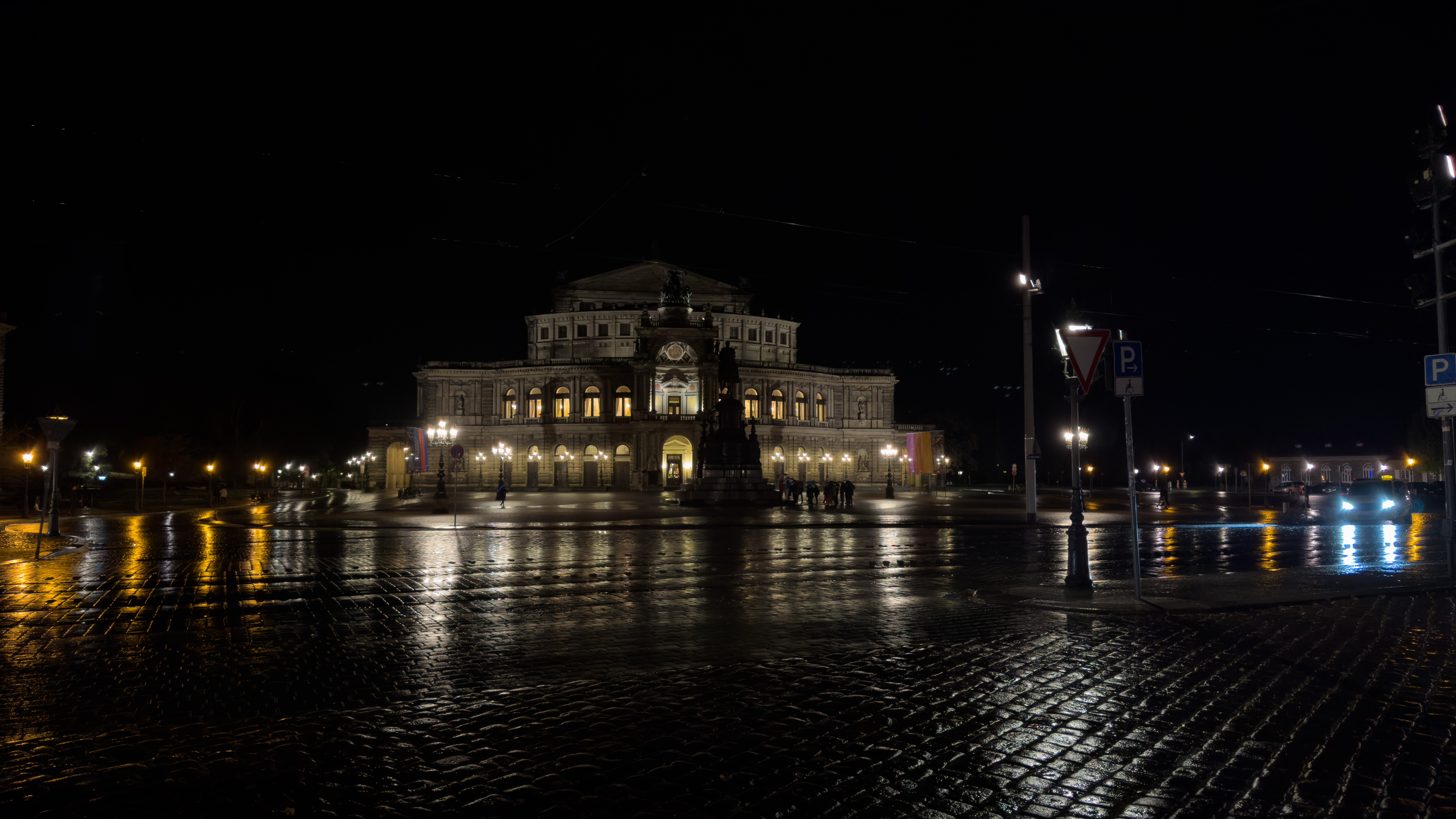 Zu sehen ist die Semperoper in Dresden
